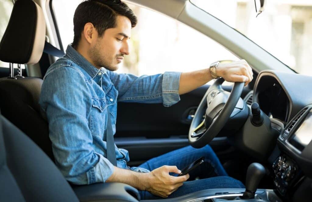 conducción temeraria hombre con el móvil