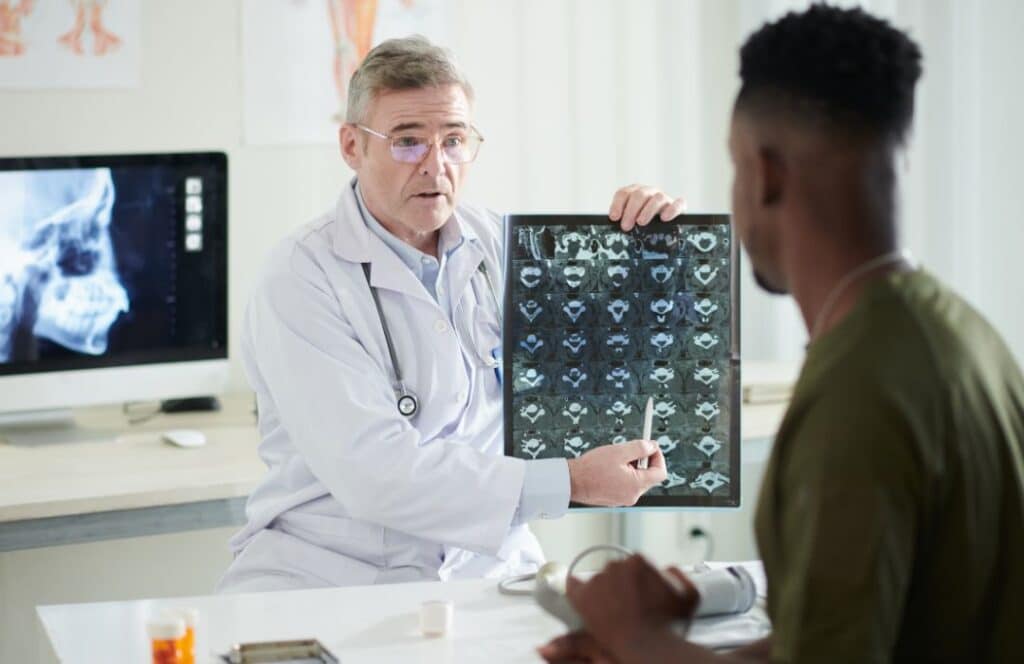 medico-hernia-discal-paciente