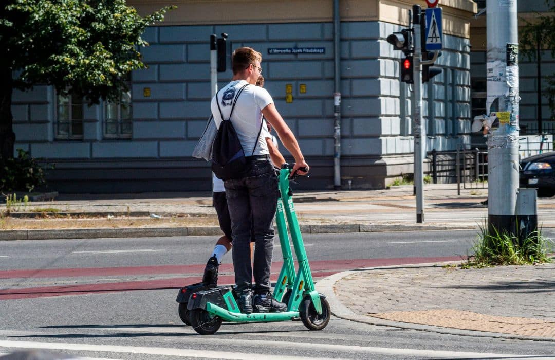 Patinete eléctrico en carretera